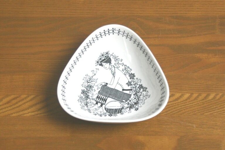 Read more about the article Vintage Emilia Bowl Arabia Finland Raija Uosikkinen