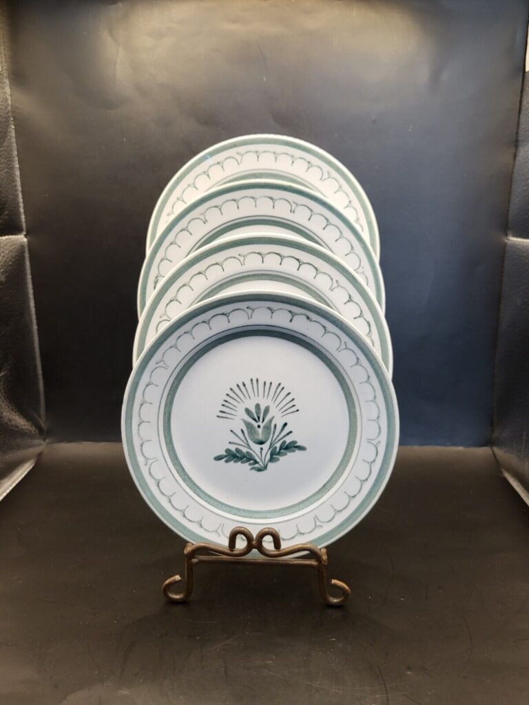 Read more about the article Arabia Finland Green Thistle Hand Painted 6″ Plates Set Of 4