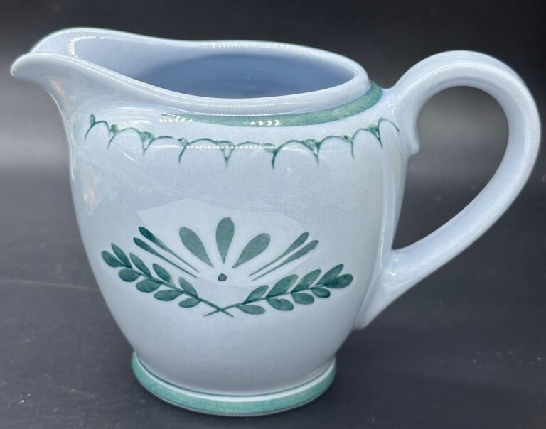 Read more about the article VINTAGE CREAMER GLAZED CERAMIC ARABIA FINLAND GREEN THISTLE CREAMER JUG