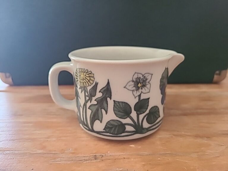 Read more about the article Vintage Arabia Finland Flora Jug Creamer