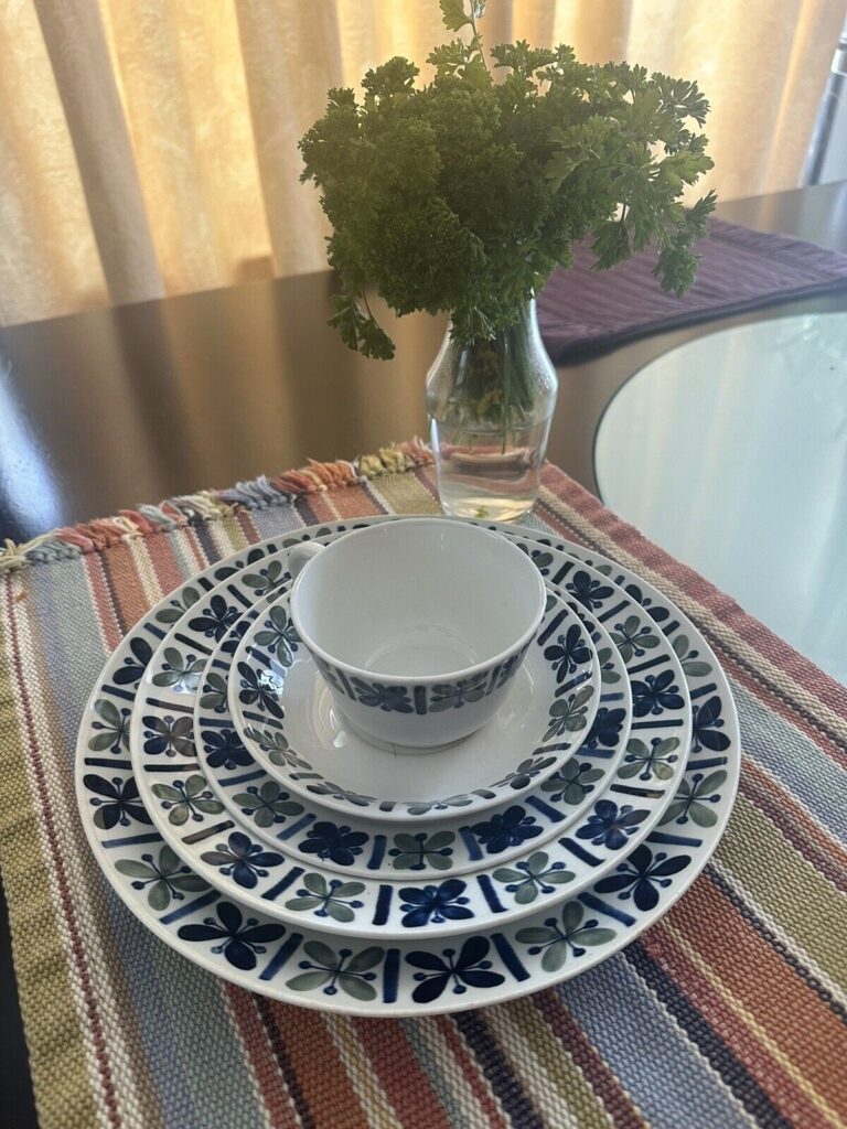 Read more about the article HTF Vintage Arabia Katrilli Finland Dinner Ceramic Plates Coffee Mug Saucer Set
