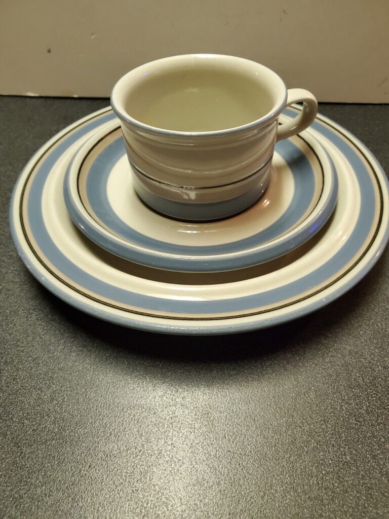 Read more about the article ARABIA OF FINLAND  Vintage  Uhtua  Tea Cup and Saucer  Excellent