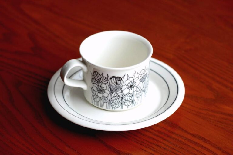 Read more about the article Esteri Tomula Krokus Crocus Coffee Cup Saucer Nordic Antique Arabia Lisa Larson