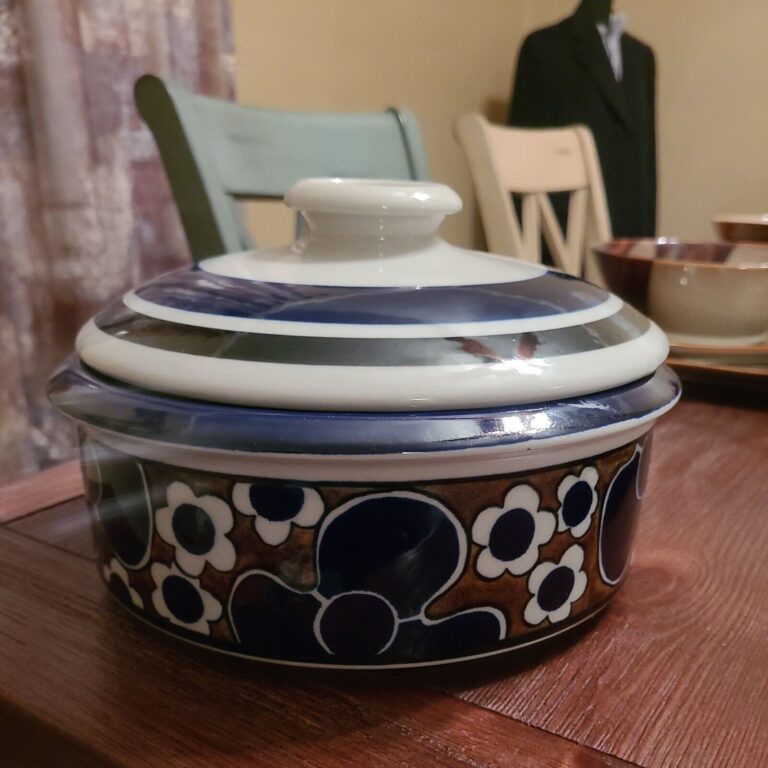 Read more about the article Vintage Arabia Finland Covered Casserole Dish Brown and Blue Saara pattern.