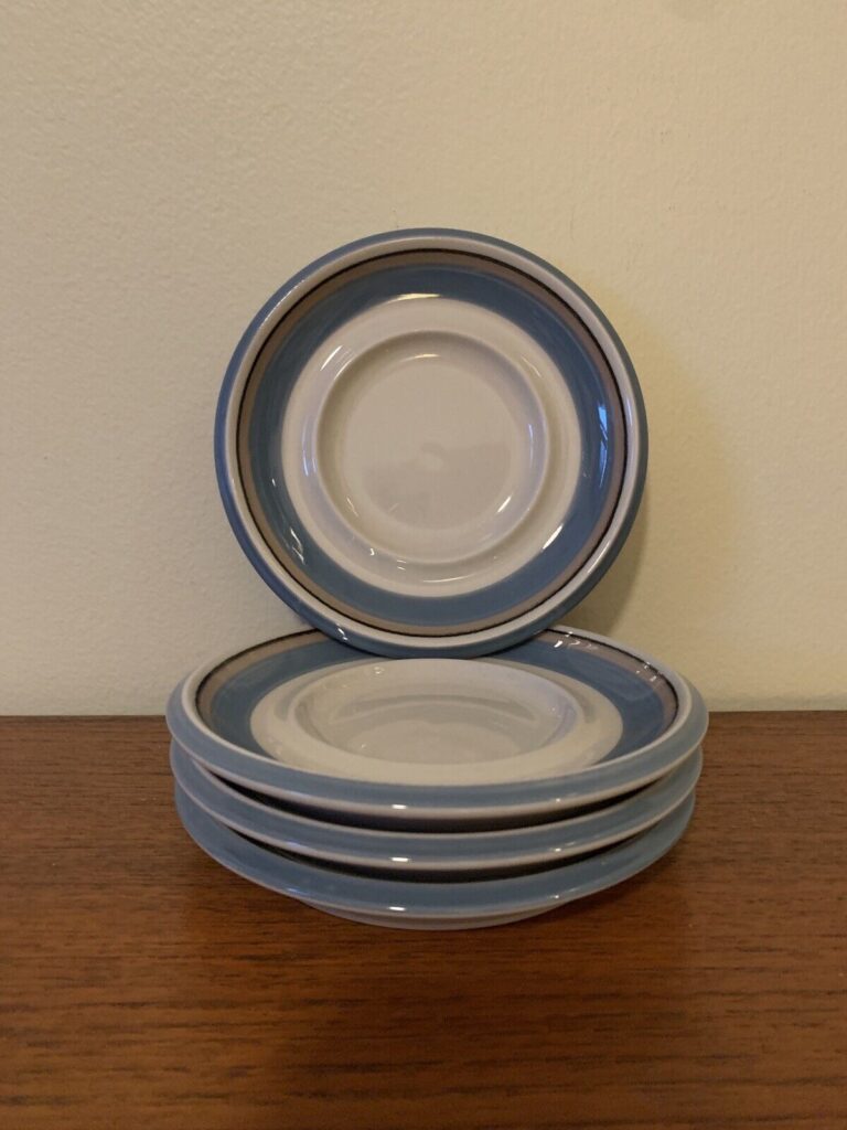 Read more about the article Set of 4 Arabia Finland Uhtua Saucers 5.5″ EUC