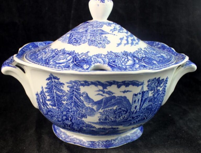 Read more about the article Arabia Landscape Blue Tureen with Lid