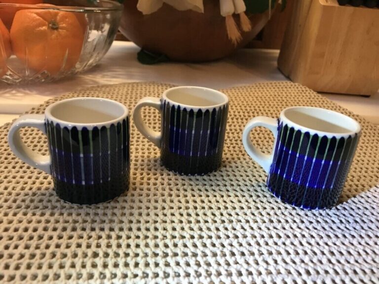 Read more about the article Arabia Finland Valencia Blue Miniature Mugs – Excellent condition – Rare Vintage