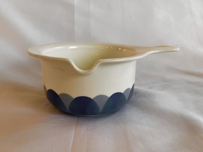 Read more about the article Vintage ARABIA Finland Pudas Arctica Blue Open Sauce Boat Handled Bowl