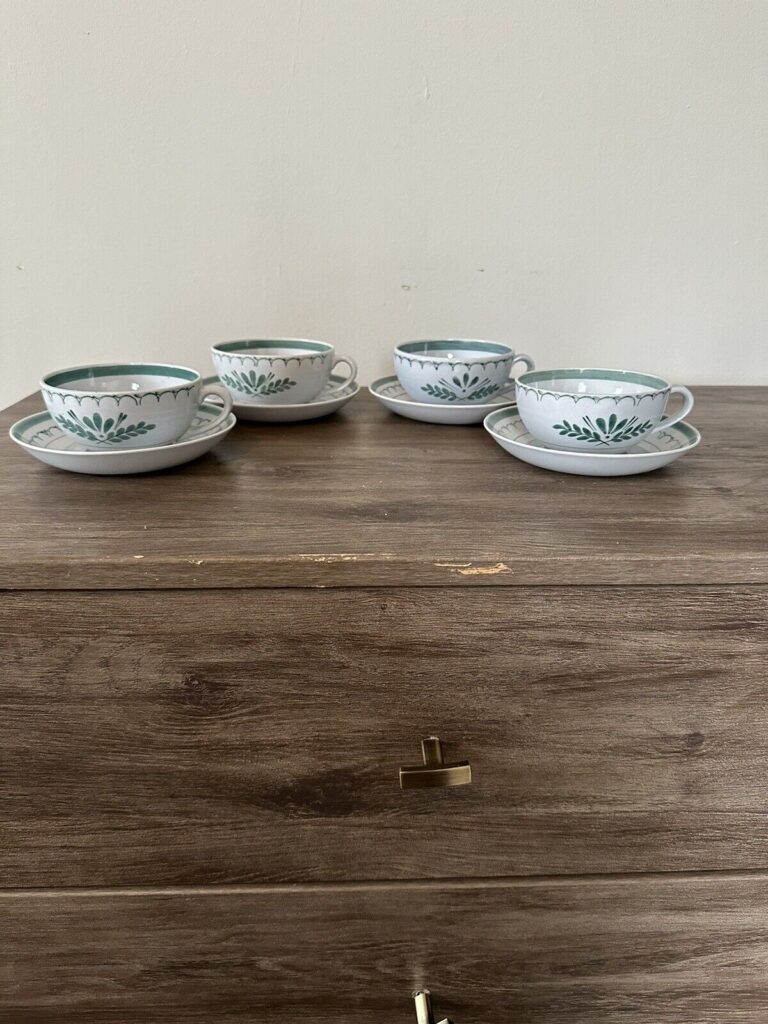 Read more about the article VTG Set Of 4 Arabia of Finland Green Thistle Tea Cups And Saucers