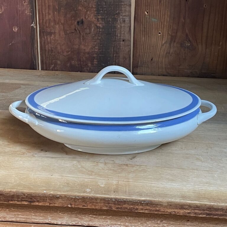 Read more about the article Vintage 13″ Oval Arabia Made in Finland Blue Ribbon Edge Tureen w Lid Antique
