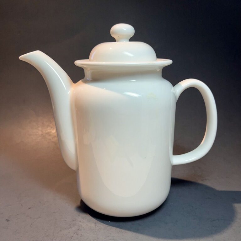 Read more about the article Arabia Of Finland Arctica Coffee Pot White Mid Century Retired 6-Cup