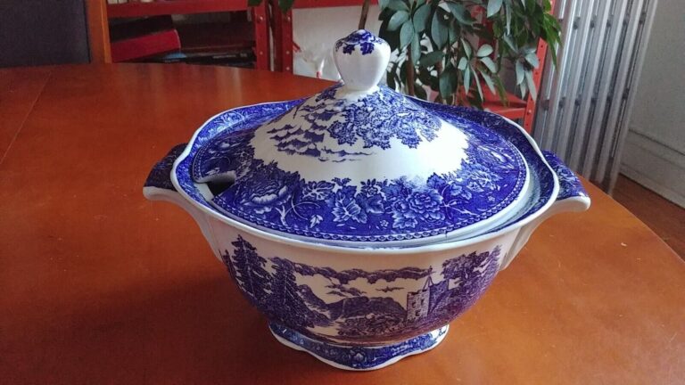 Read more about the article ARABIA FINLAND “LANDSCAPE BLUE” PATTERN SOUP TUREEN WITH LID