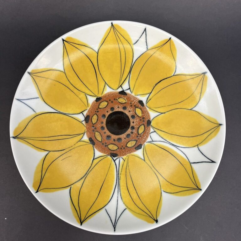 Read more about the article Arabia Finland Sun Rose Sunflower 9” Plate Hilkka Liisa Ahola HLA Midcentury MCM