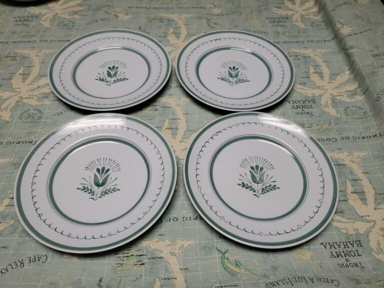 Read more about the article (4) Arabia Finland Green Thistle 10 3/8” Dinner Plates Hand-painted (10 Avail)