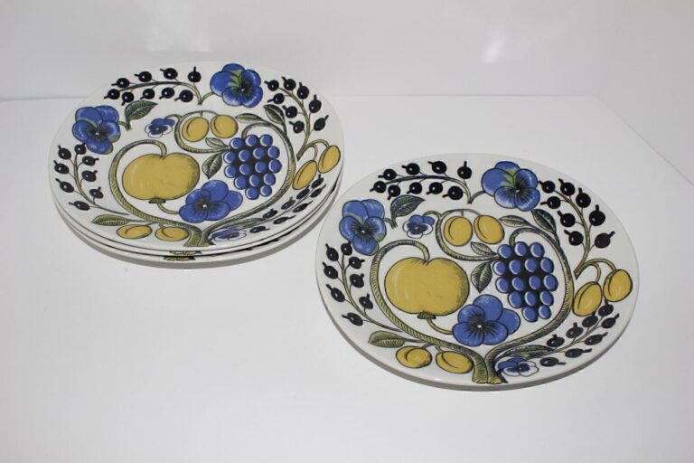 Read more about the article 4 VINTAGE ARABIA FINLAND PARATIISI 9.75″ OVAL LUNCH/LUNCHEON PLATES
