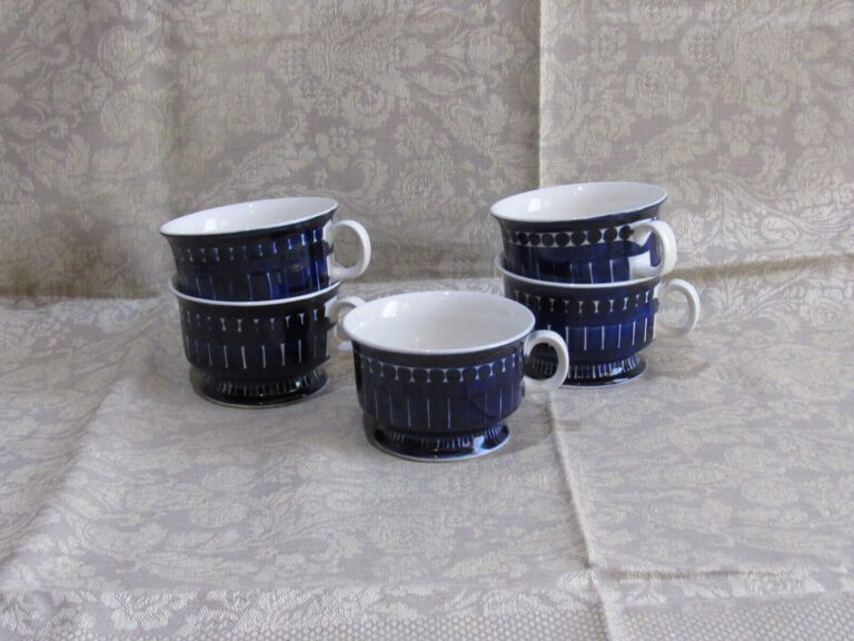 Read more about the article Vintage set 5 Arabia Valencia hand painted Ulla Procope footed cups Finland