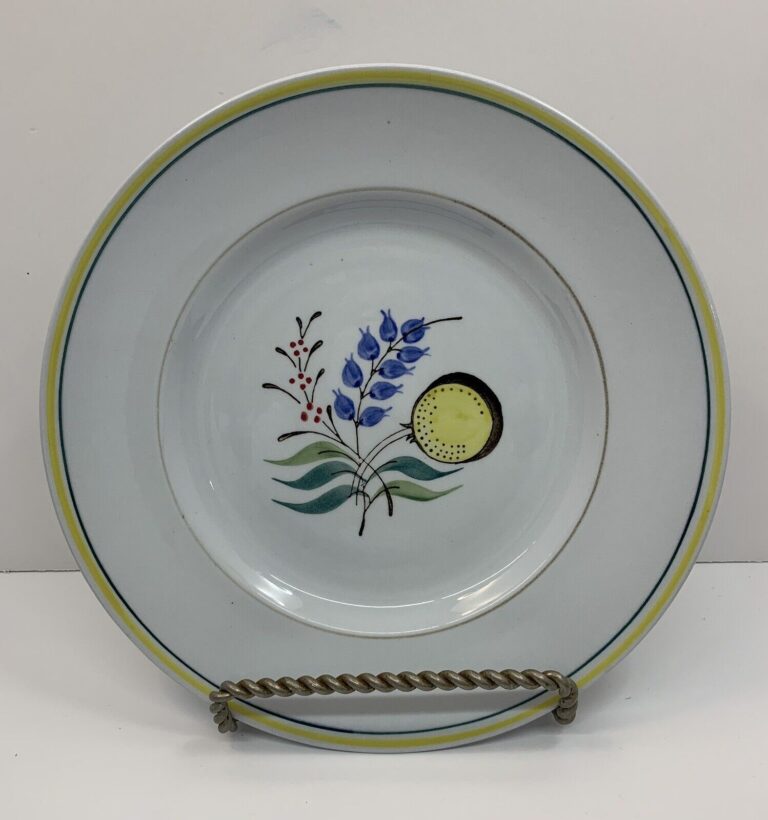 Read more about the article Arabia of Finland Windflower Dinner Plate 10.5″D Hand Painted Finland