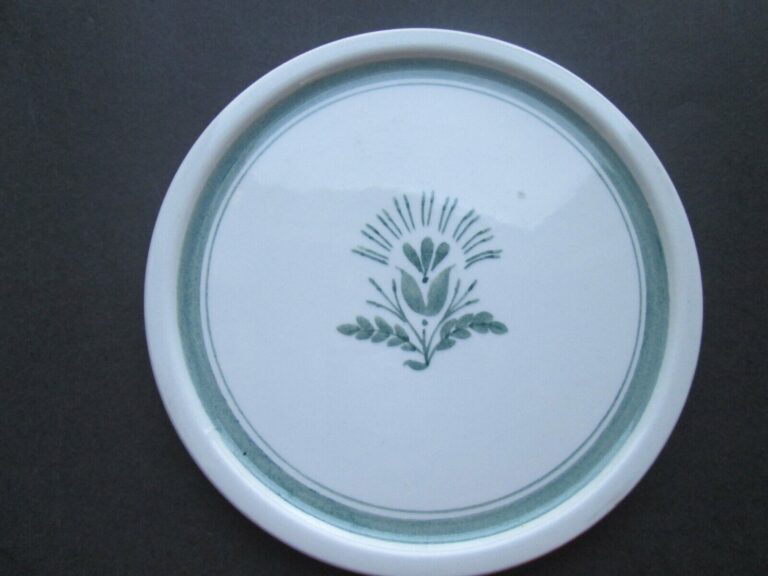 Read more about the article Vintage ARABIA FINLAND “GREEN THISTLE” 6 1/2″ Hand-Painted Trivet 1960s MCM