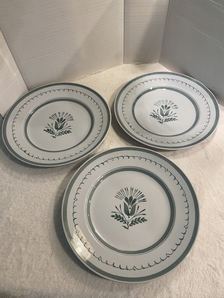 Read more about the article (3)  Arabia Finland Green Thistle 10 3/8” Dinner Plates Flower Hand-painted “LM”