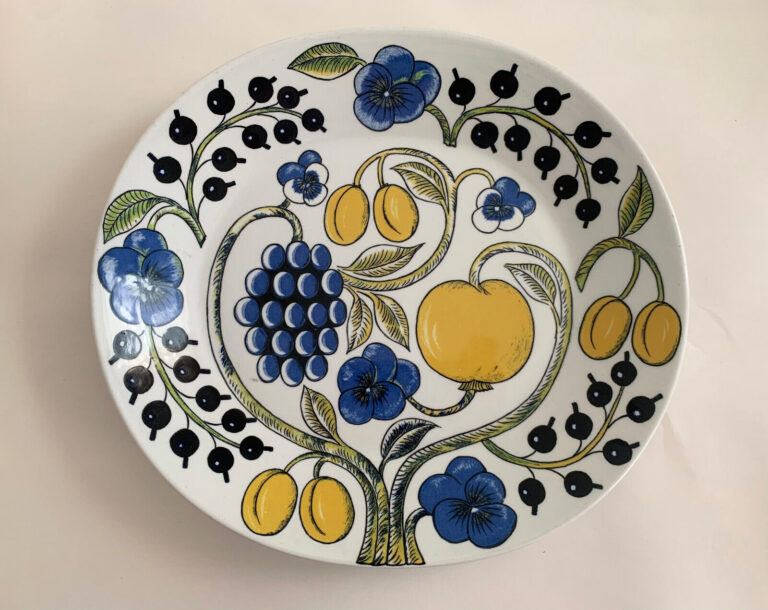 Read more about the article VINTAGE ARABIA FINLAND PARATIISI OVAL PLATE 11.25″ x 10″  Mid Century Modern