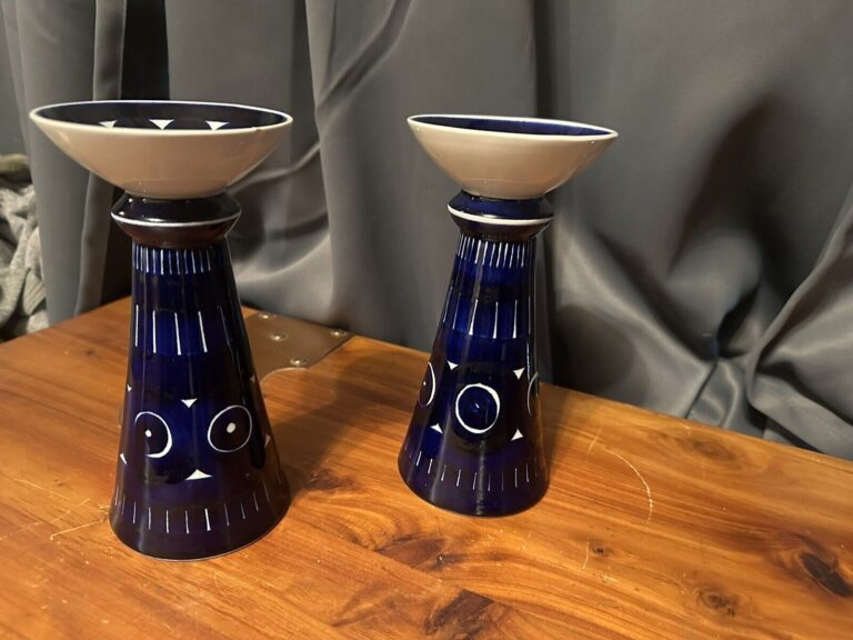 Read more about the article 2 Arabia Finland Valencia Candlesticks Set Vintage Blue White Pottery Decoration