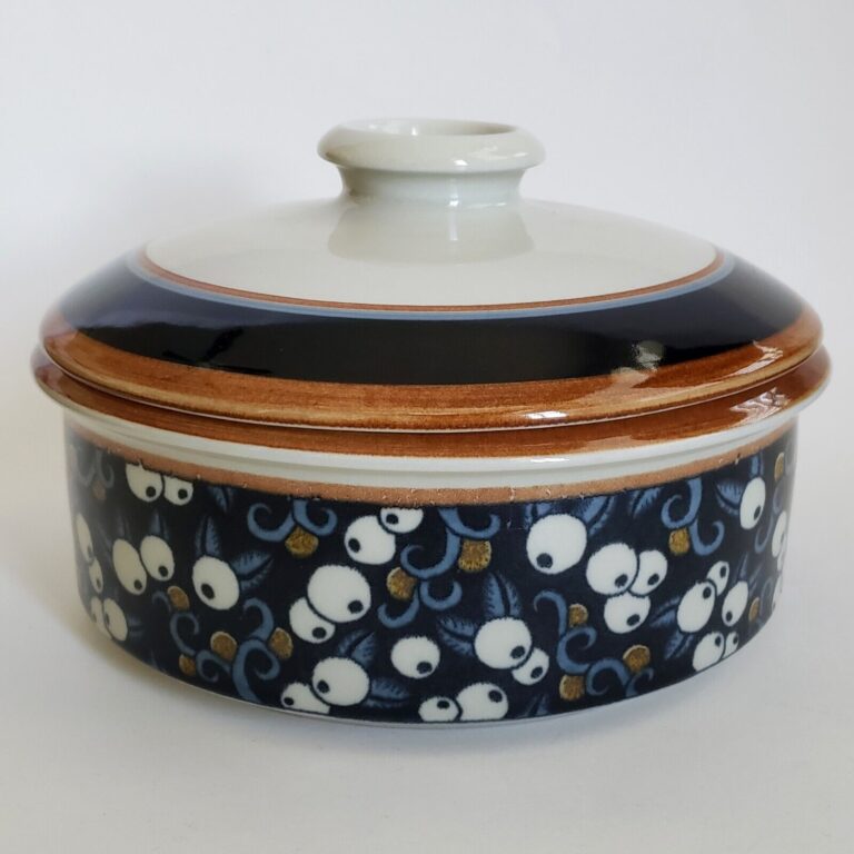 Read more about the article Arabia Taika Mustikka Round Covered Casserole Dish Bowl Lid Blueberries Finland