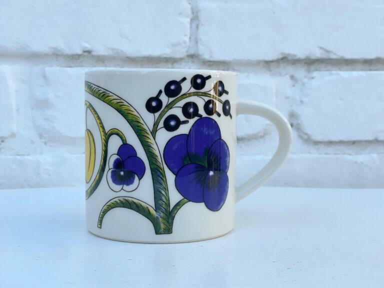 Read more about the article Vintage Arabia Paratiisi Finland Mug Blue and Yellow
