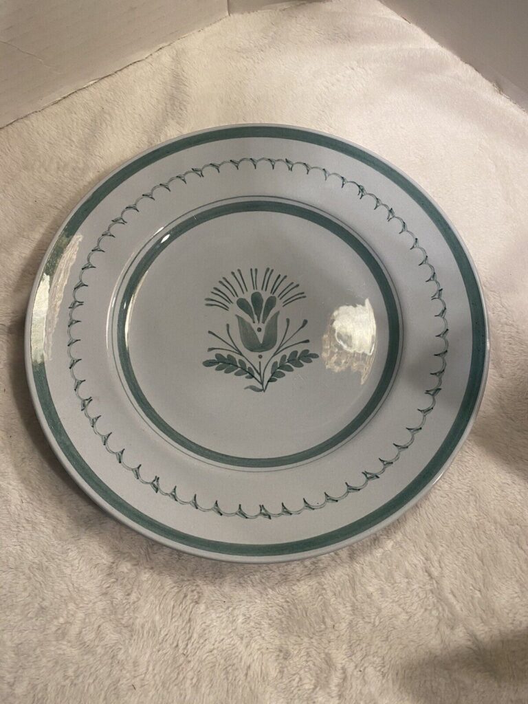 Read more about the article (1) Arabia Finland Green Thistle 10 3/8” Dinner Plate Flower Hand-painted