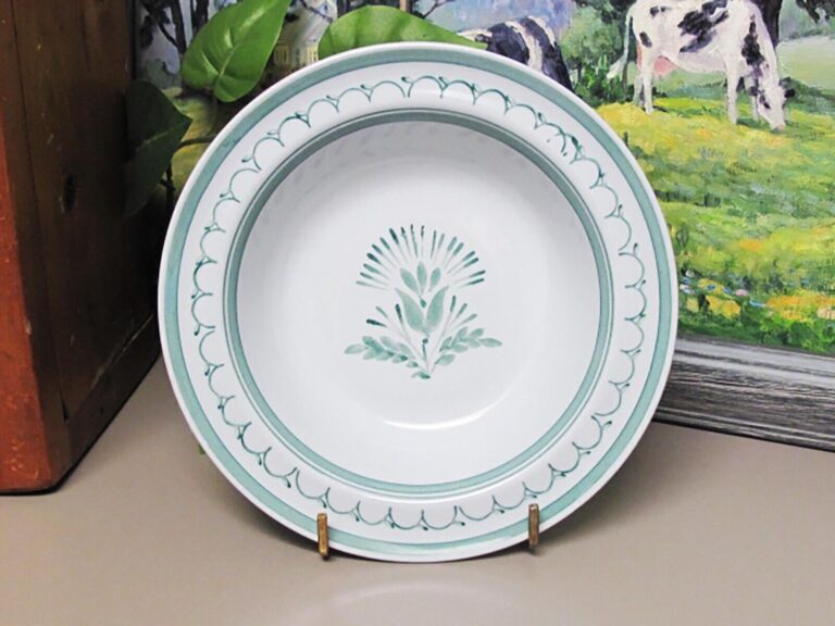 Read more about the article Arabia GREEN THISTLE Rimmed Cereal Bowl ~ Finland ~ Handpainted ~ c. 1955-1970