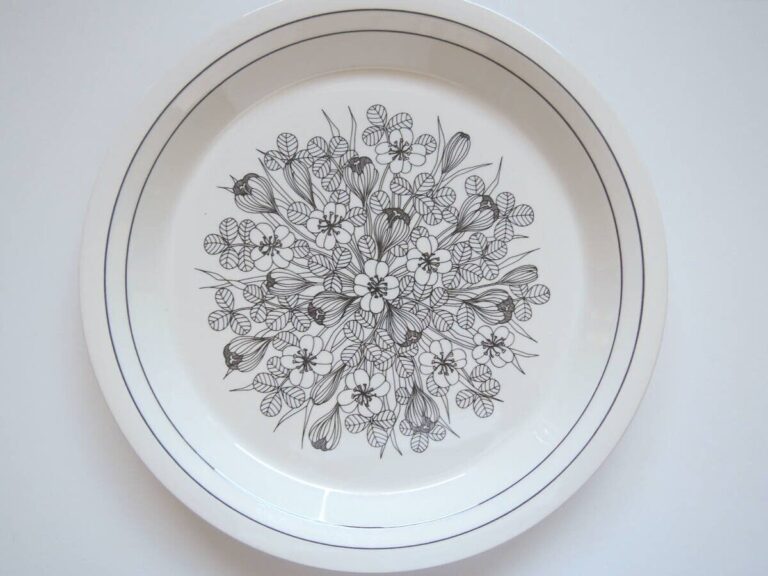 Read more about the article 【Vintage】ARABIA FINLAND Krokus 30cm BW plate  Esteri Tomula