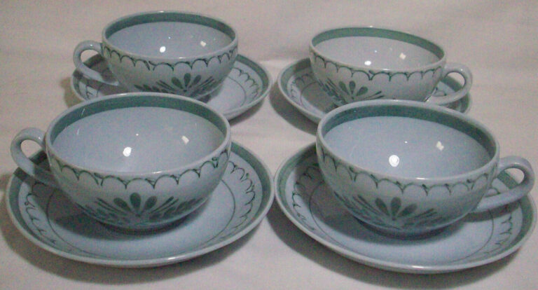 Read more about the article Arabia Finland GREEN THISTLE: 4 Cup and Saucer Sets: EXC: NR