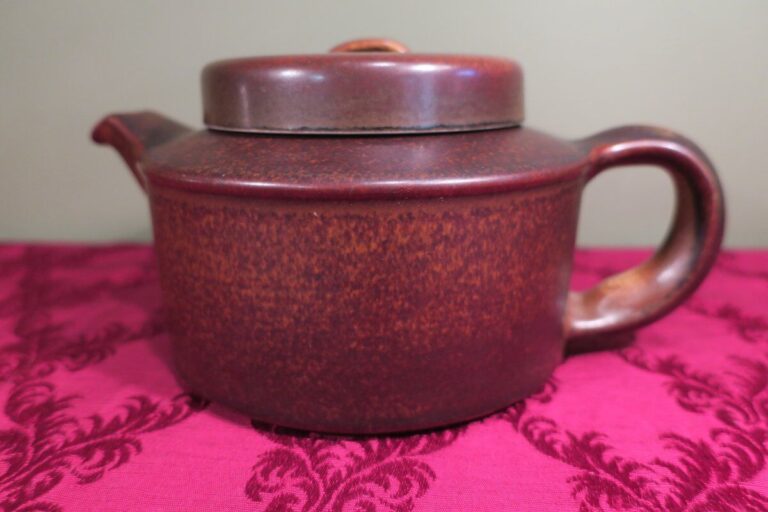 Read more about the article COLLECTIBLE l POTTERY: MCM Arabia RUSKA 5 Cup Tea Pot