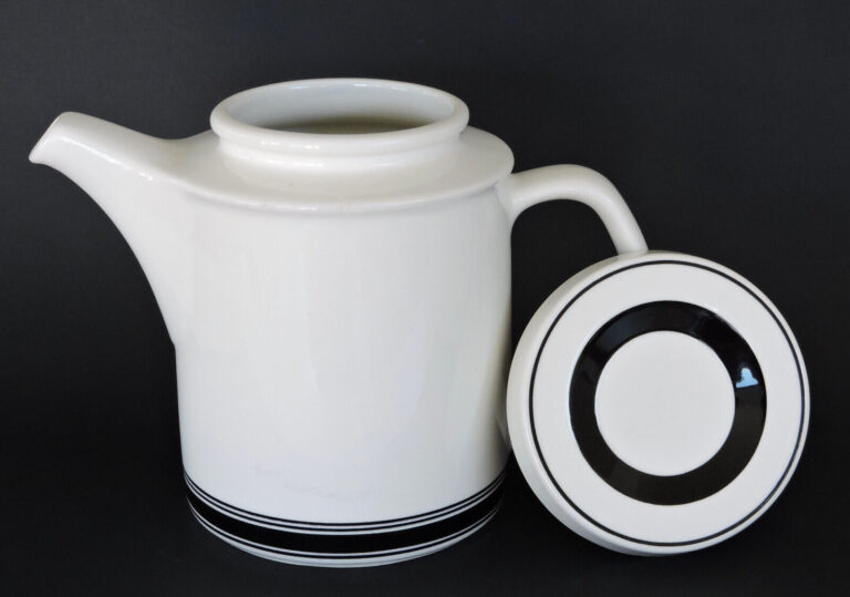 Read more about the article BLACK and WHITE FAENZA ARABIA TEAPOT 1LTR PETER WINQUIST FINLAND 1973-76 GREAT CON