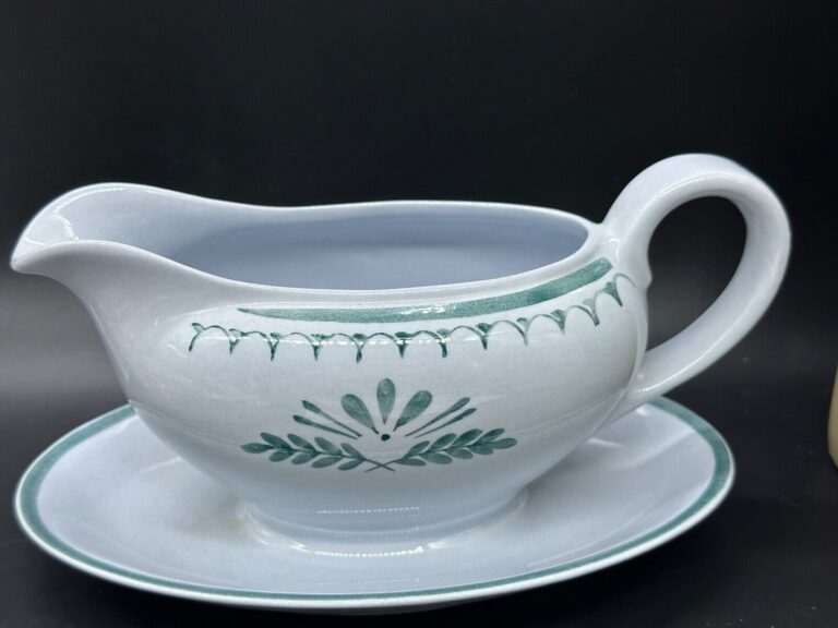 Read more about the article VINTAGE GLAZED CERAMIC ARABIA FINLAND GREEN THISTLE GRAVY SAUCE BOAT UNDER PLATE