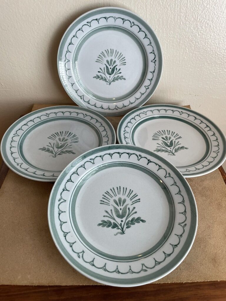 Read more about the article Vintage Arabia Finland 6” Bread Plate Green Thistle Set Of 4