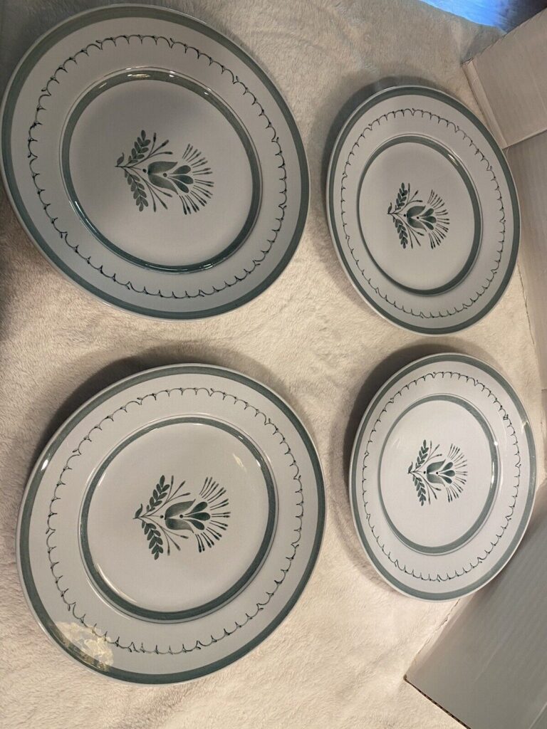 Read more about the article (4) Arabia Finland Green Thistle 10 3/8” Dinner Plates Flower Hand-painted “LM”