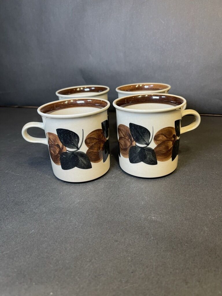 Read more about the article finland SET-OF-4 X 3 3/8″ RUIJA TROUBADOUR COFFEE MUGS brown stripes CUPS