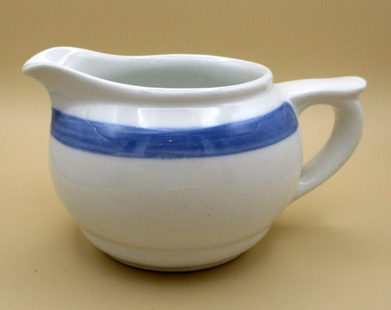 Read more about the article Vintage Arabia of Finland Ribbons Blue (White Background) 8oz Mini Creamer