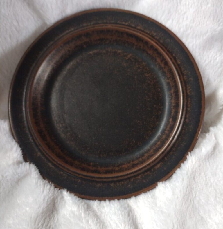 Read more about the article Vintage Arabia of Finland Ruska 7″ Bread Plate Brown Stoneware