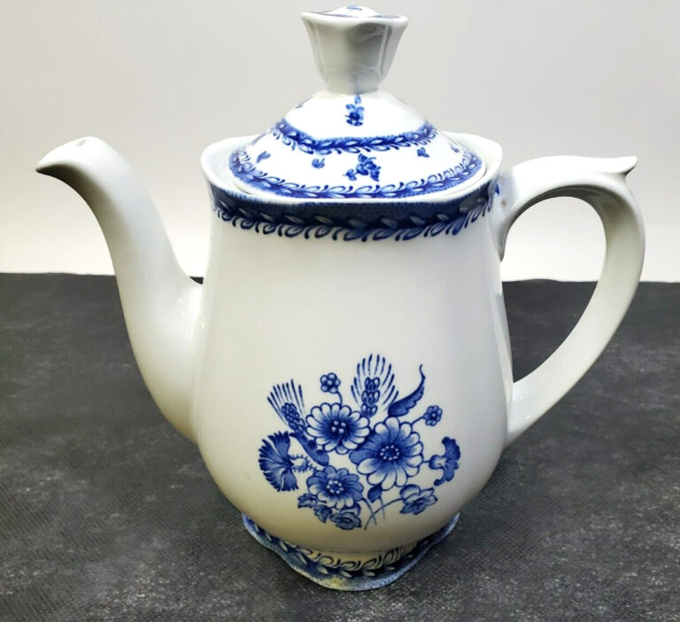 Read more about the article RARE Vintage ARABIA OF FINLAND 8″ Coffee Pot and Lid Finn Flower Blue Chip on Lid