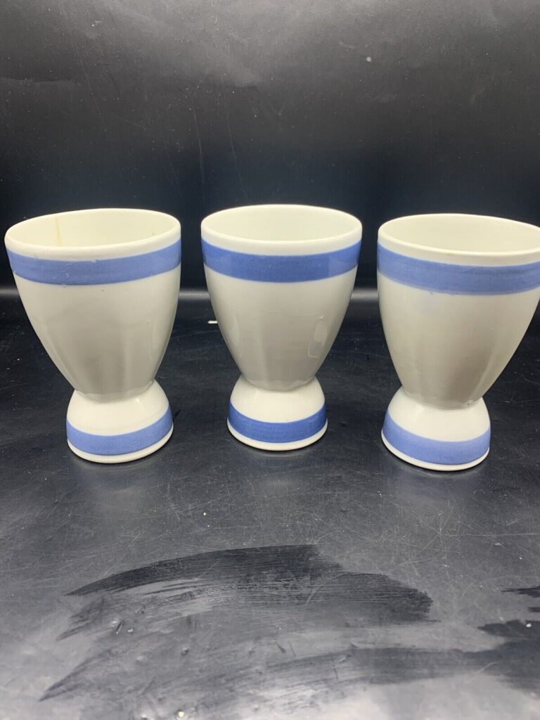 Read more about the article 3 ARABIA  FINLAND  BLUE RIBBONS  DOUBLE  EGG  CUPS
