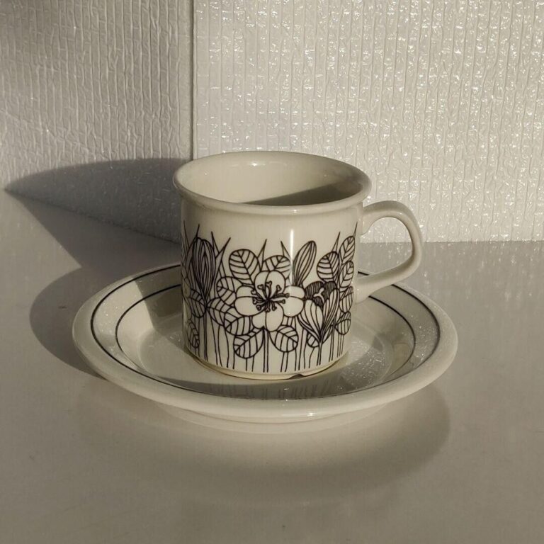 Read more about the article Arabia Krokus Demitasse Cup Saucer Set Vintage Esteri Tomula