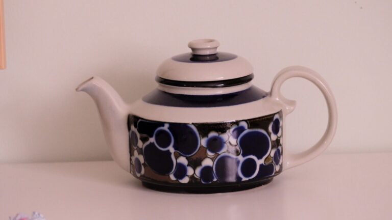 Read more about the article Vintage Arabia Finland Saara Tea Pot With Lid