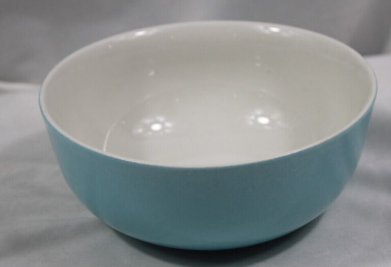 Read more about the article Arabia of Finaland Bowl Robins Egg Blue Exterior