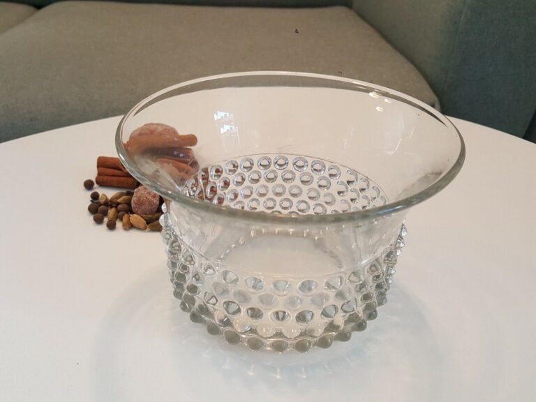 Read more about the article Rihimäen Lasi Nyppyla bowl  design Saara Hopea  Finland