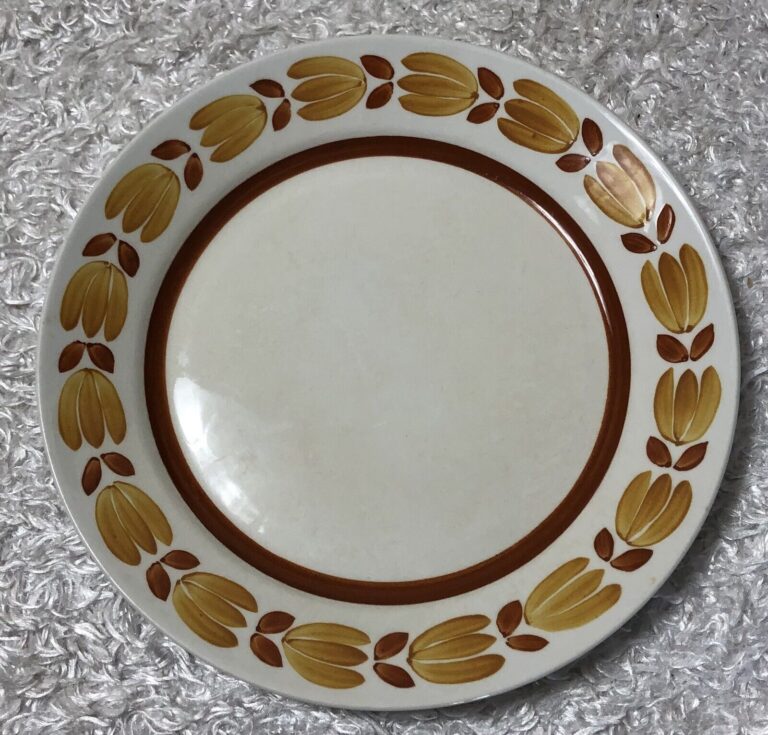 Read more about the article Vintage Arabia Finland Botnia 10″ Dinner Plate Hand Painted Rare Orange Floral 3