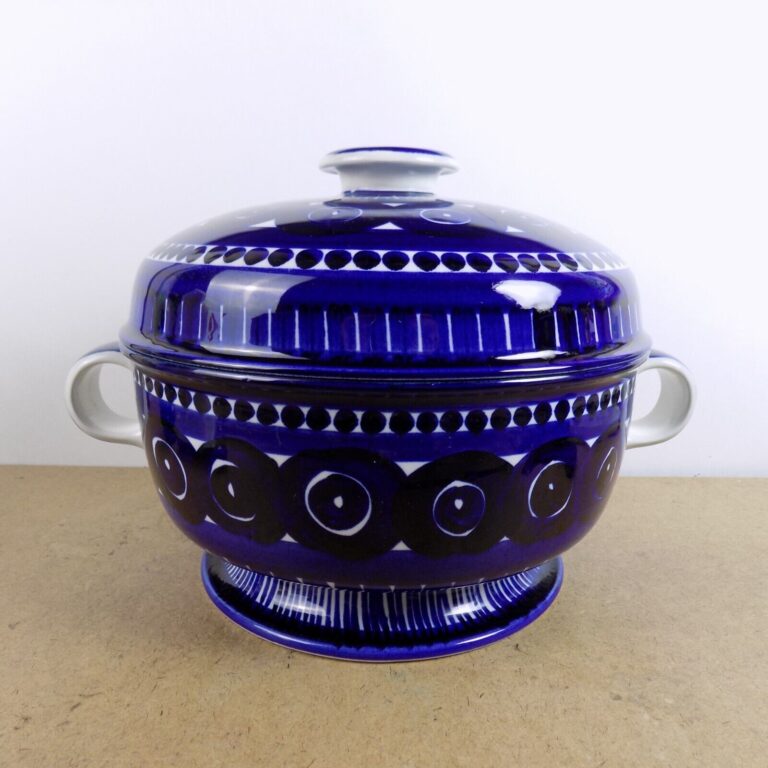 Read more about the article Arabia of Finland Valencia Large Lidded Tureen Blue and White Circles