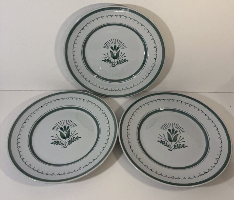Read more about the article Arabia Finland Green Thistle Hand Painted Dinner Plates – Set of 3