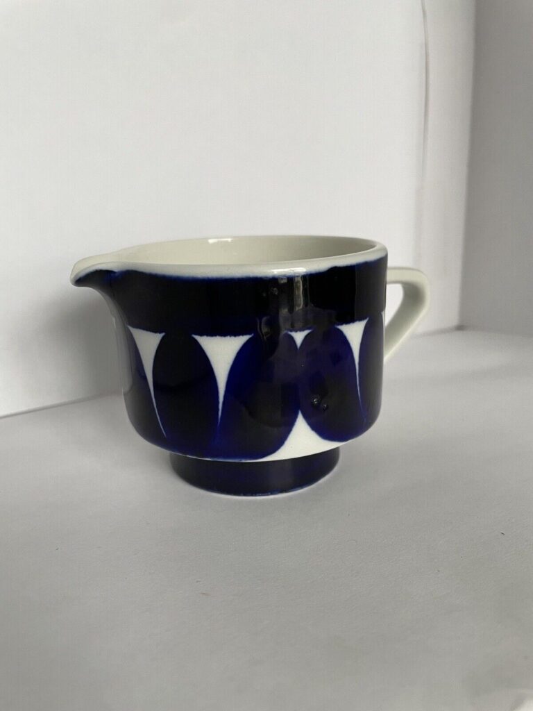 Read more about the article Vintage Sotka Blue Arabia of Finland mini creamer 2 1/4” 4oz  hand painted.