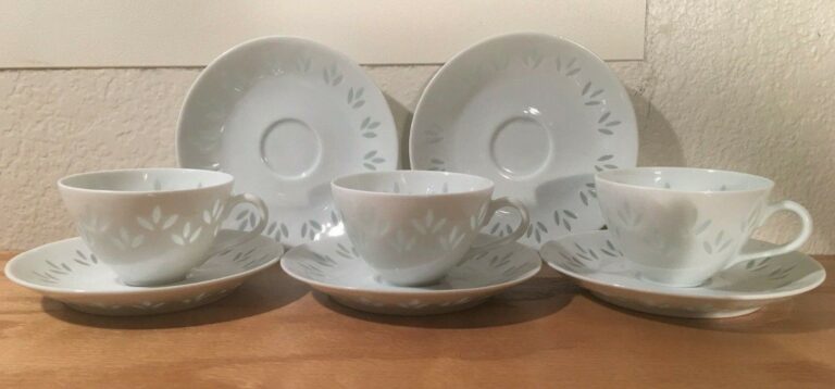 Read more about the article Vintage New Arabia Finland 8 Pieces Teacups and Saucers  Handmade  the 1950s